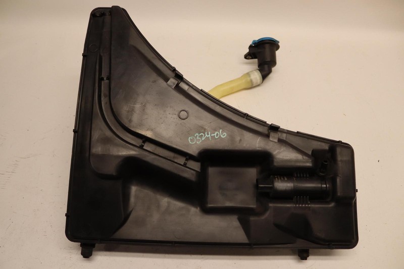 2017-2018 PORSCHE PANAMERA FRONT WINDSHIELD FLUID RESERVIOR TANK BOTTLE OEM