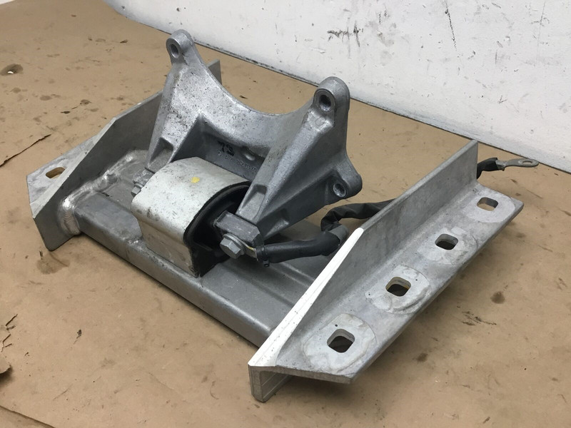 Mercedes SL550 R231 2013 4.6L Rear Transmission Mount Bracket Support 13-19 :Y