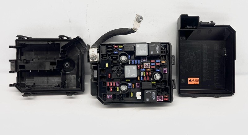 2020-2024 Buick Encore Gx Avenir Engine Fuse box With Battery Cable Broken Cover
