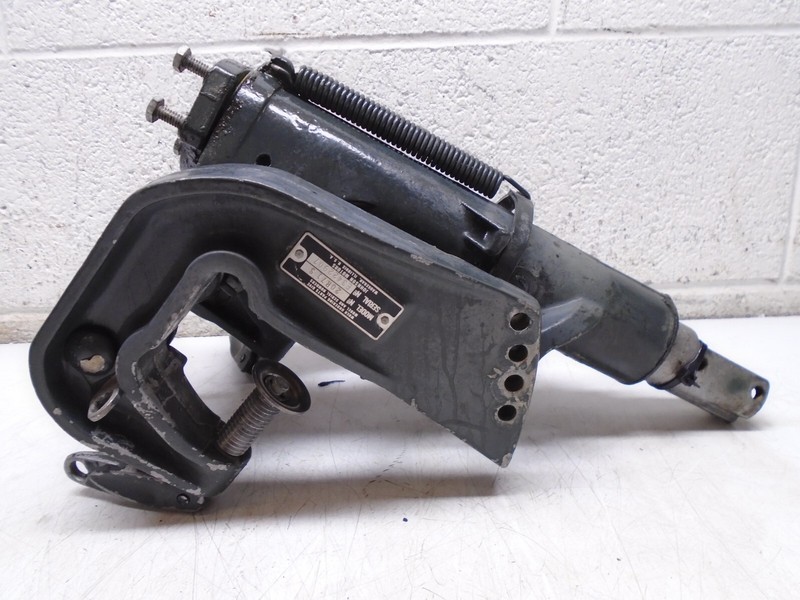 Q5 Johnson Evinrude 20 HP Outboard Swivel Bracket Assy' 383912 383949 383948