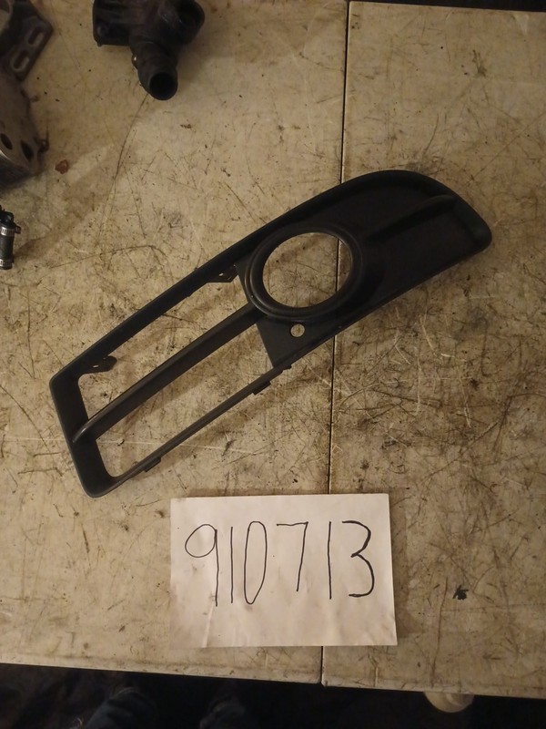 2004-2008 AUDI A4 LEFTSIDE FRONT FOGSPOT LIGHT SURROUND TRIM 8E0807681F