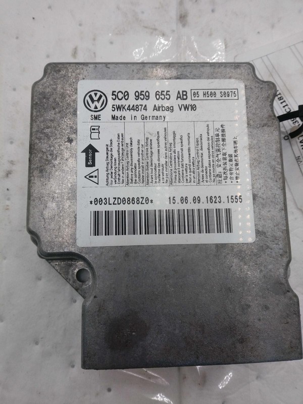 Used Air Bag Module fits: 2015 Volkswagen Passat Air Bag mounted under center co