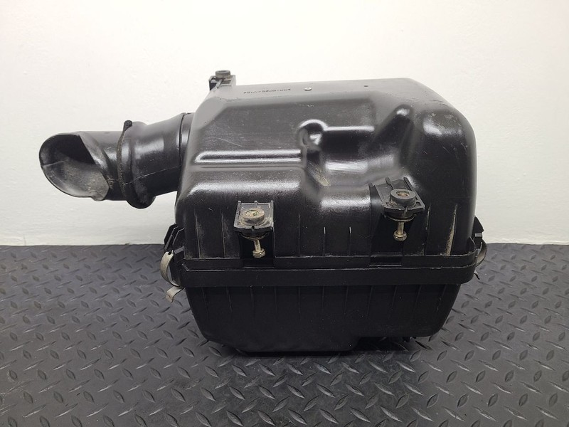 00-04 Toyota Tundra 4.7L V8 Air Cleaner Box OEM 17700-0F031