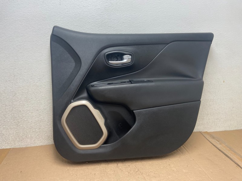 2016 to 2018 Jeep Renegade Front Right Passenger Side Panel Door R3062 DG