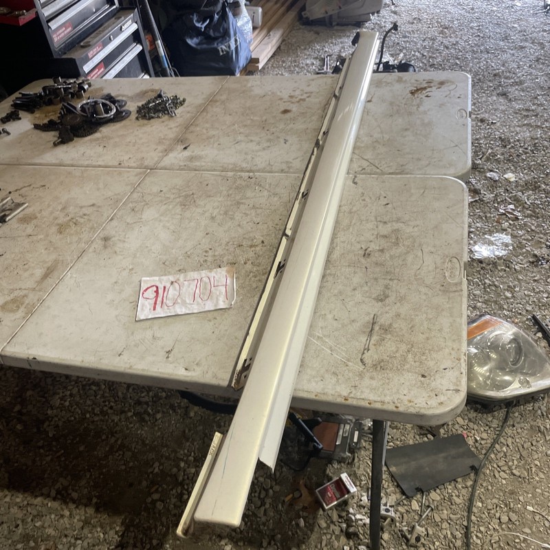 2006-2011 Cadillac DTS Rocker Panel Trim White Pearl Passenger RH Right 15790868