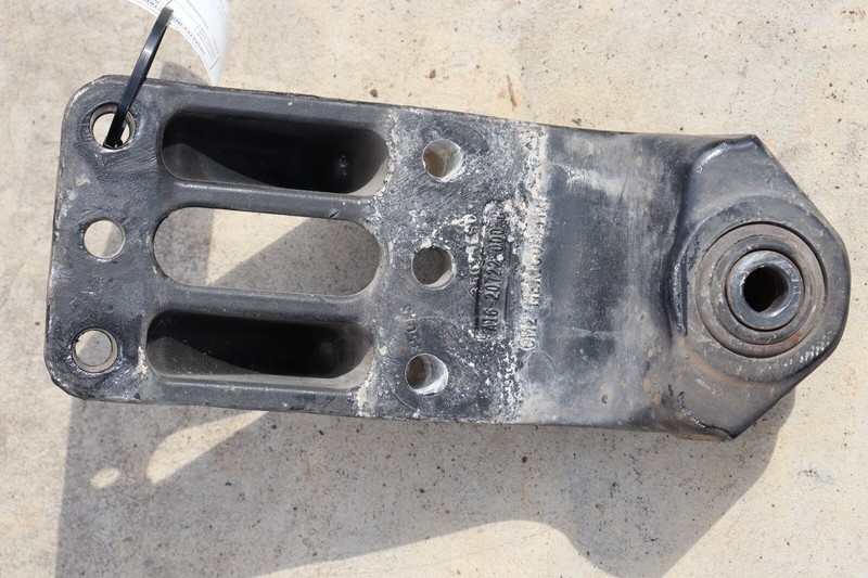 17-24 FREIGHTLINER CASCADIA 126 FRONT SPRING SHACKLE BRACKET A16-20722-000 OEM