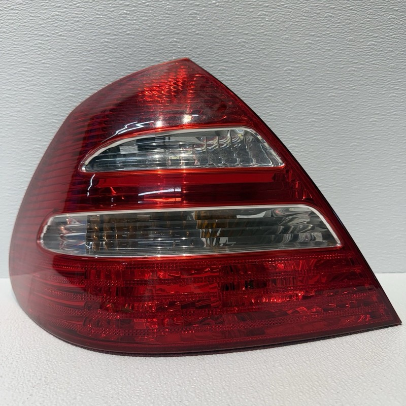 03-06 Mercedes E320 Tail Light Left Driver Side Taillight A2118200364 334007 OEM