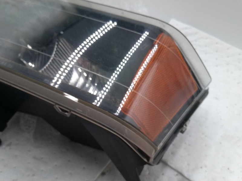 2008 Chevrolet Colorado Left Headlight Assembly White OEM 79477 125K Miles