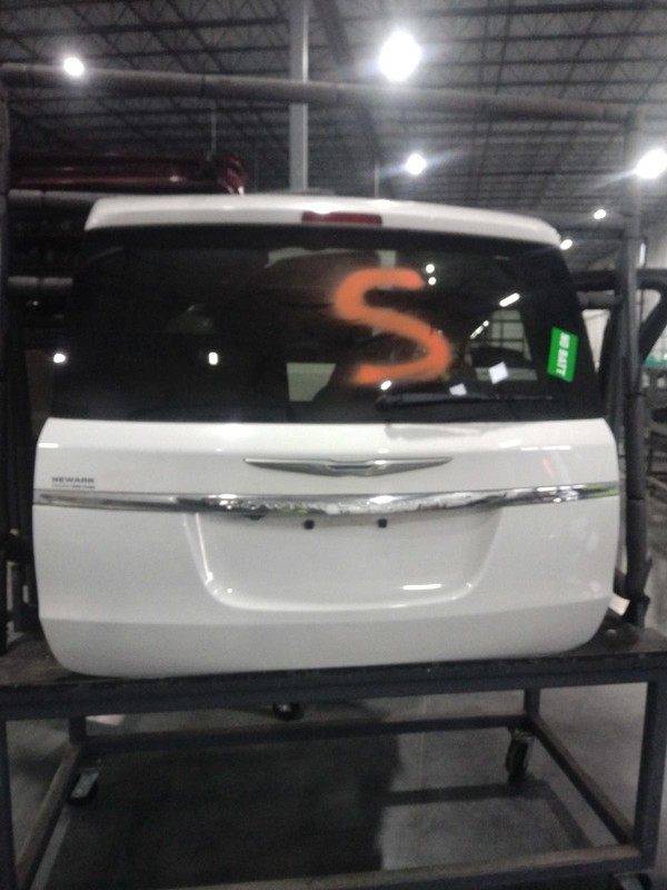 Used Deck Lid fits: 2016 Chrysler Town & country tinted glass w/rear view camera