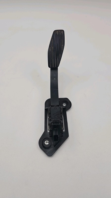 19-22 Chevrolet Silverado 1500 Crew Gas Accelerator Pedal 6.2L 4x4 OEM 84024307