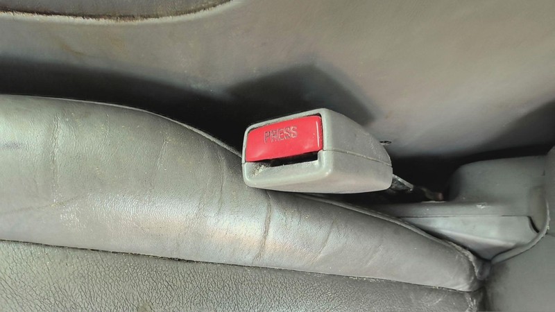Front Seat Belt Buckle TOYOTA AVALON 00 01 02 03 04