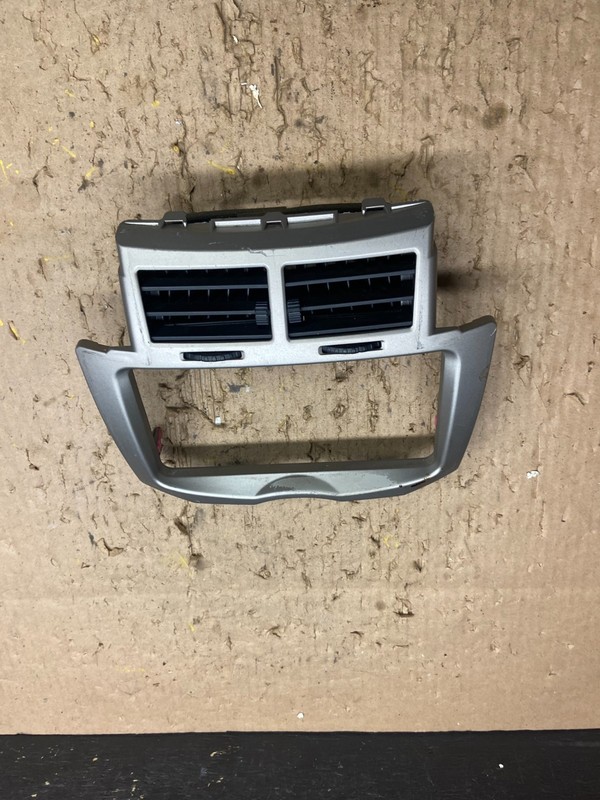 2009 - 2012 Toyota Yaris Radio Stereo CD Player Receiver With Vents OEM T8887 DG