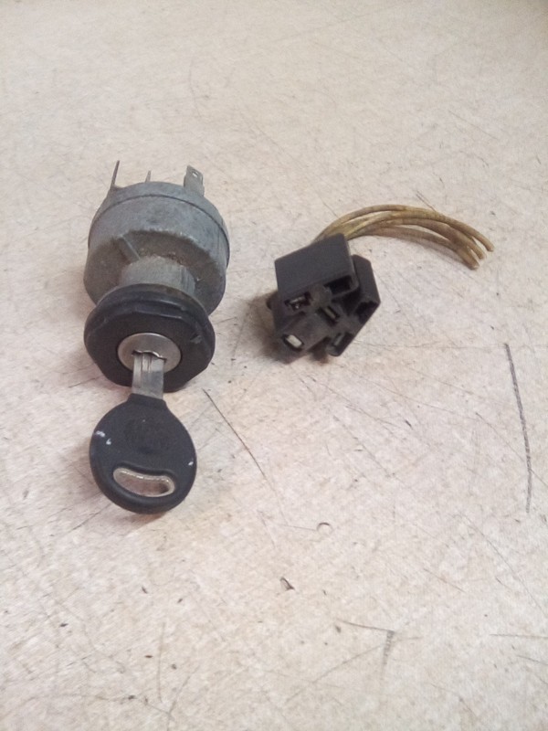 2001 Freightliner Century/Pollak Ignition Switch W/Key