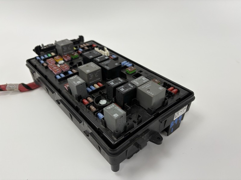 2015 - 2017 CADILLAC XTS FUSE BOX ENGINE & BRACKET 8th DIGIT LFX OEM 84049595