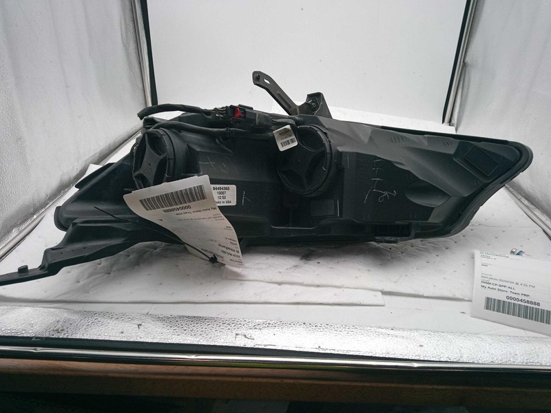 Used Right Headlight Assembly fits: 2019 Chevrolet Malibu halogen Right Grade B