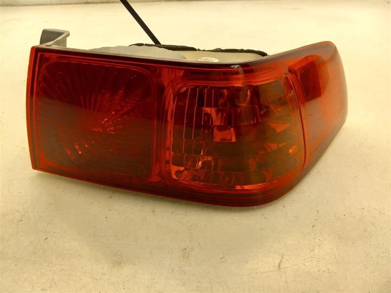 00-01 TOYOTA CAMRY LE PASSENGER SIDE REAR TAIL LIGHT ASSEMBLY