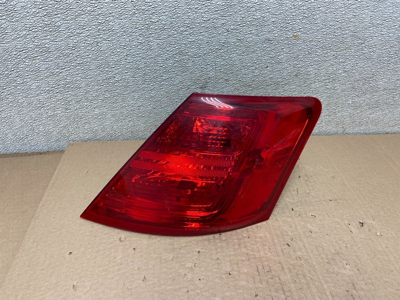 2014 to 2018 Ford Taurus Interceptor Right Passenger RH Tail Light OEM AB2432 LK