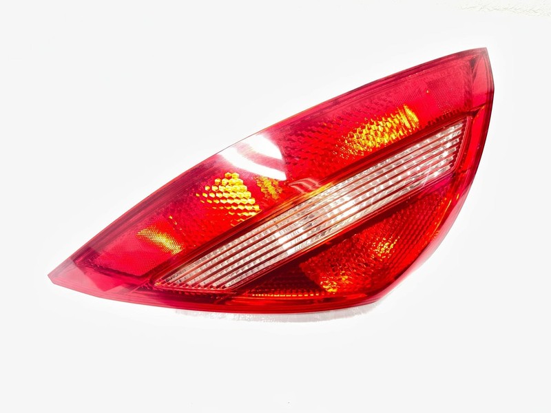 2005 Accord Coupe RH Passenger Quarter Tail Light Assembly Broken Corner 7170251