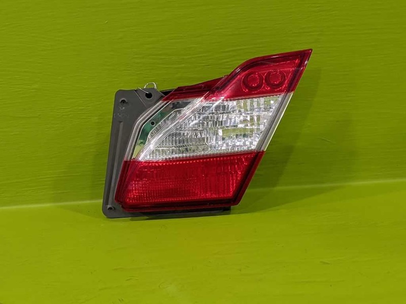 11 12 13 M37 PASSENGER RIGHT LID TAILLIGHT LAMP OEM 3802-144