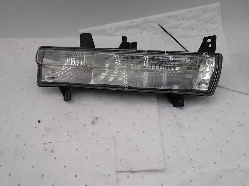 2019 Jeep Compass Right Fog Light Assembly OEM White 68202187AA 118K Miles