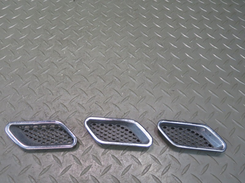 08-19 MASERATI GRANTURISMO M145 FRONT LEFT FENDER VENT TRIM GRILLE SET OF 3