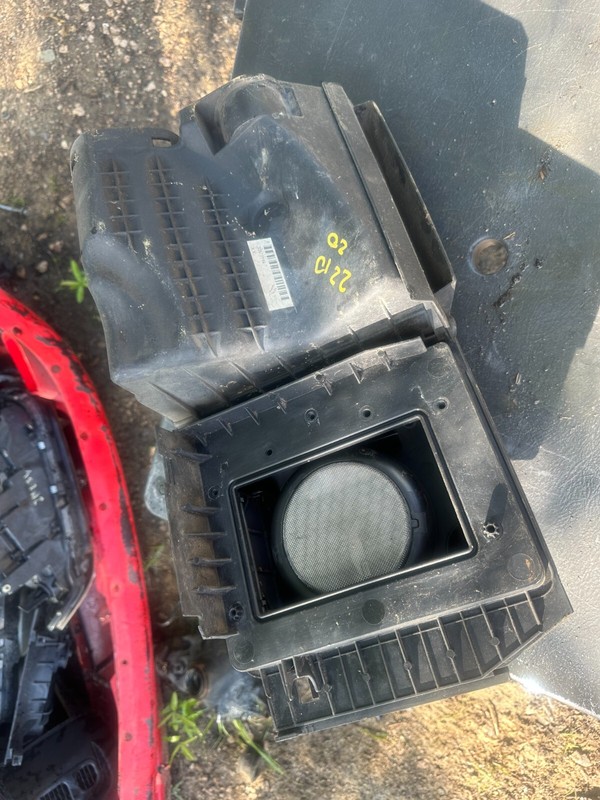 04-11 Volvo S40 2.5L Turbo Air Intake Cleaner Filter Box 08694606