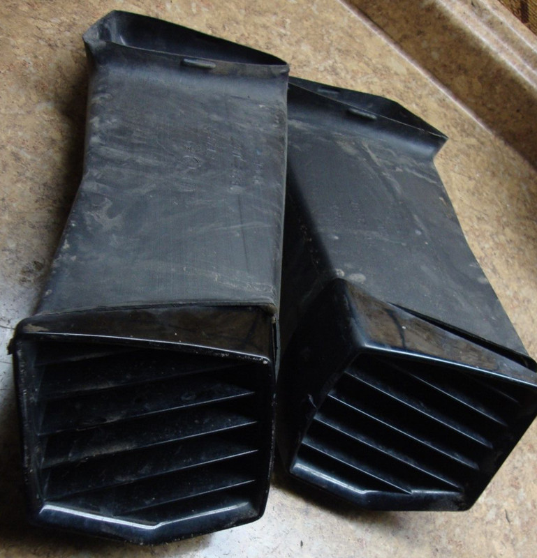1985 Yamaha Venture XVZ1200 XVZ 1200 D Front Fairing Air Vents Inlet Duct Tube