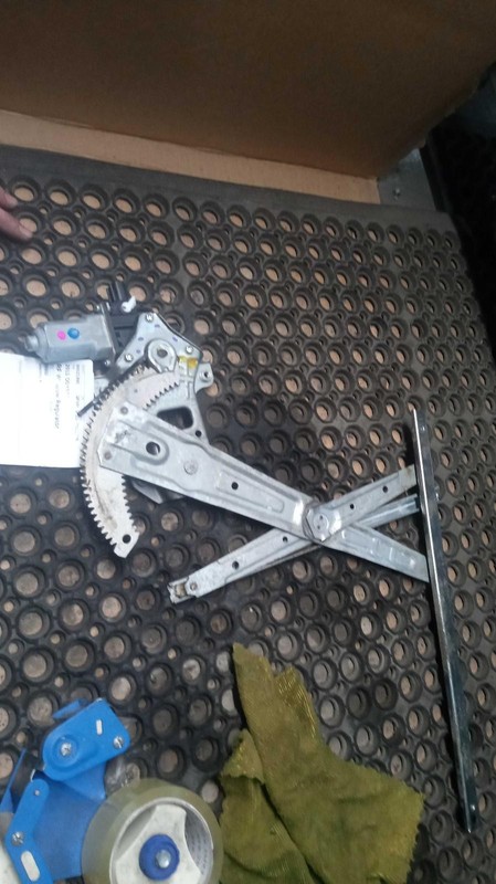 Used Front Right Door Window Regulator Front fits: 2015 Honda Odyssey electric F