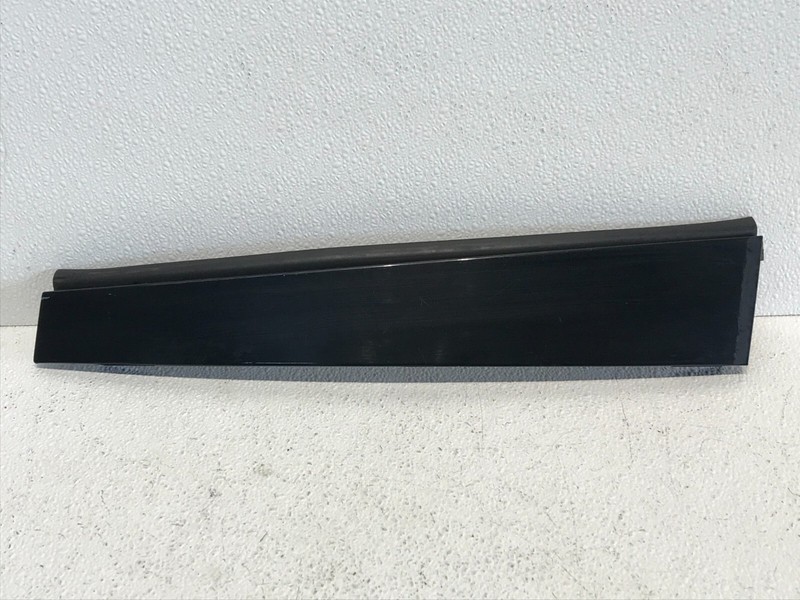 98-11 LINCOLN TOWN CAR RIGHT REAR QT PANEL MOLDING BLACK