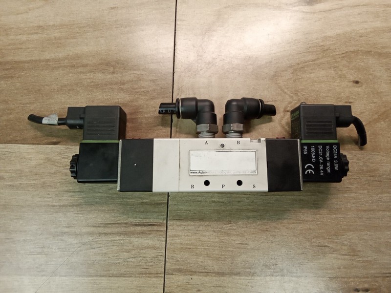 2 AIRTAC DC24V 3.0W DC21-6V-26.4V IP65 W/ Unbranded Solenoid Valve