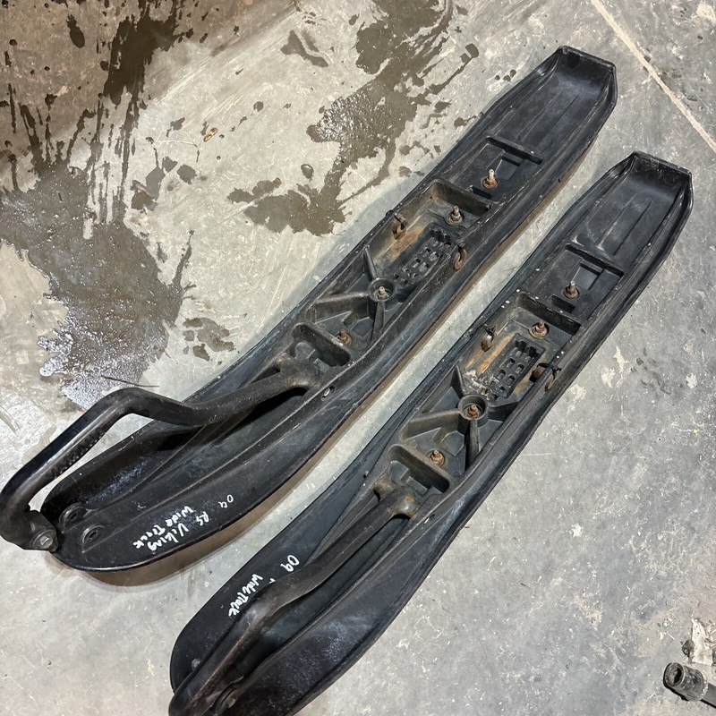 2009’YAMAHA RS VIKING PROFESSIONAL Utility Track Snowmobile Front Skis