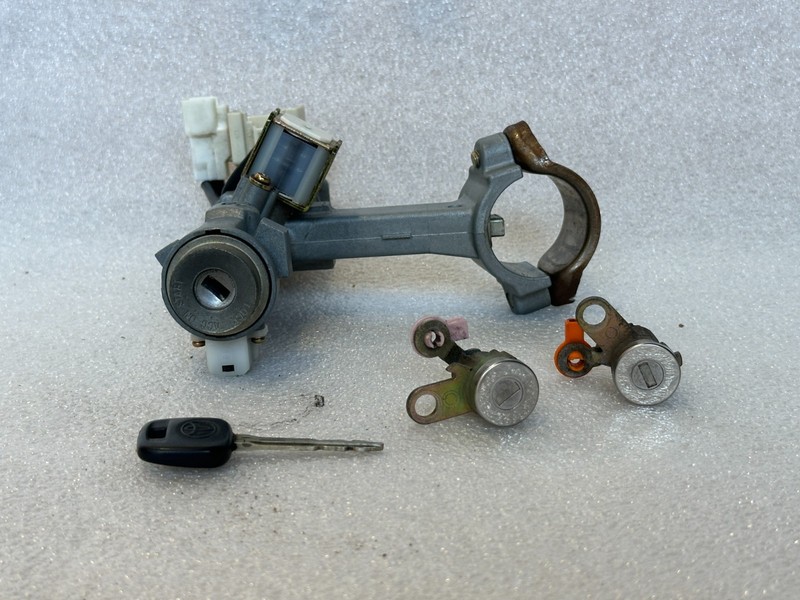 1995-2004 Toyota Tacoma Ignition Switch And Lock Cylinder With 2 Keys Assembly