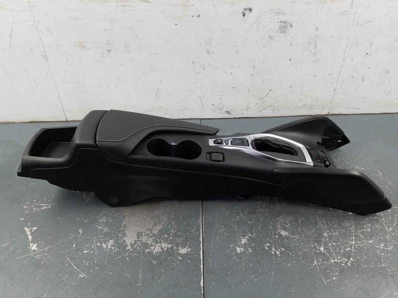2023 Chevy Camaro SS 1LE Center Console / Armrest - Damage #5946 J5