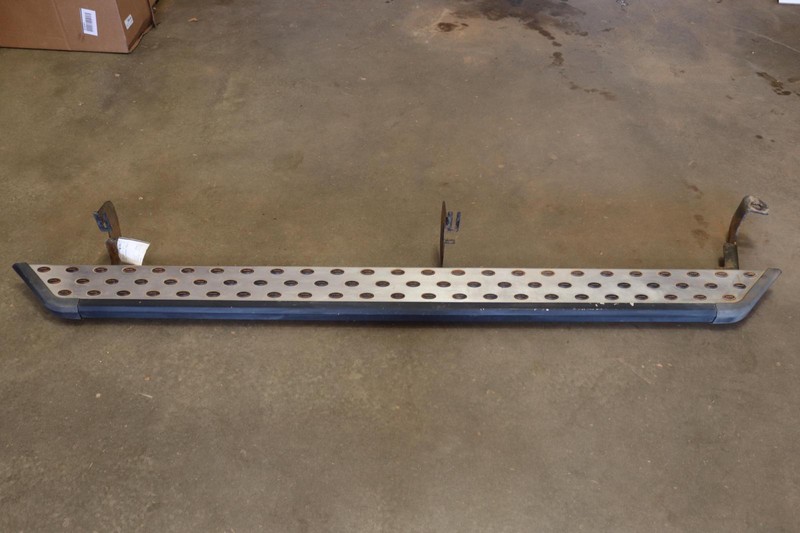 2015-2019 GMC SIERRA 2500 HD CREW CAB LEFT DRIVER SIDE RUNNING BOARD STEP DEEZEE