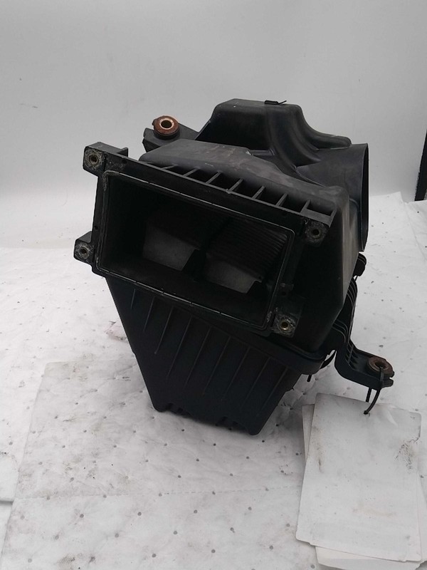 2006 Hyundai Azera Air Cleaner Assembly OEM 281113L100 3.8L V6 Used Parts
