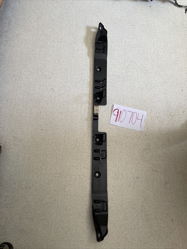 2006- 2011 Cadillac Dts Child Seat Restraint System Belt Bracket 15819565