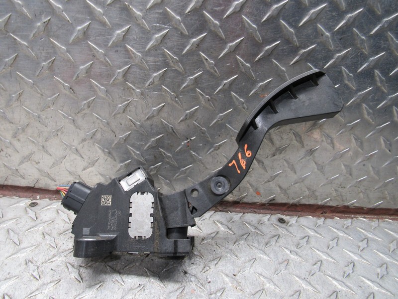2015 TOYOTA CAMRY ACCELERATOR GAS PEDAL Z8110-06040