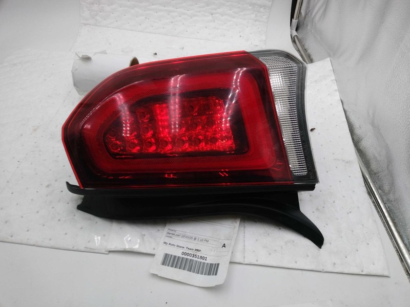 2017 Chrysler 300 Right Tail Light Assembly Grey Small Chip 737260