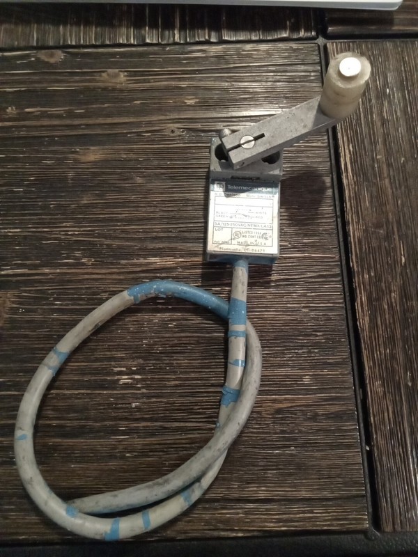 Telemecanique MS04S04-35 Roller Rocker Limit Switch