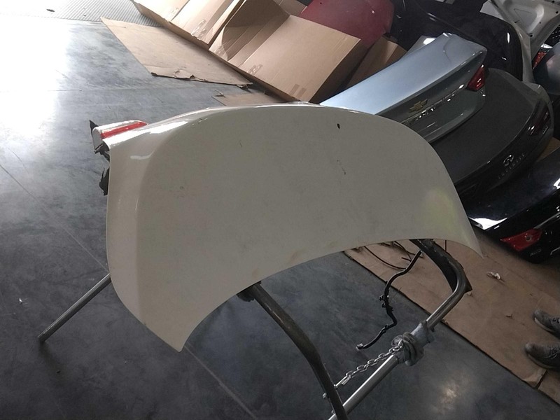 2009 Toyota Camry OEM White Deck Lid Trunk Lid 4DR Sedan 6440106471