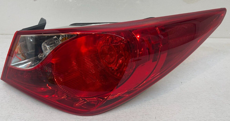 2011-2014 HYUNDAI SONATA OUTERRH TAIL LIGHT SIDE OEMASSY PART#92401-3Q