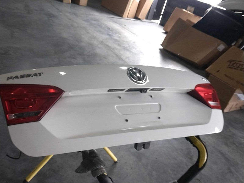 2015 Volkswagen Passat Deck Lid Trunk Lid White OEM 561827025D 84000 Miles