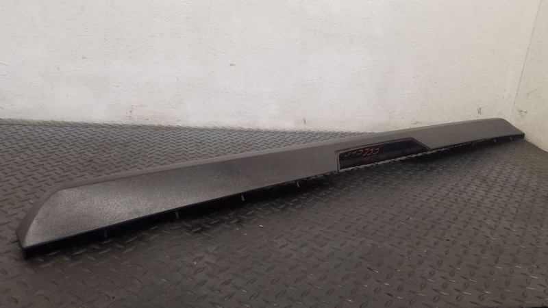 03-06 Chevrolet Avalanche Liftgate Upper Molding Spoiler OEM 88979804