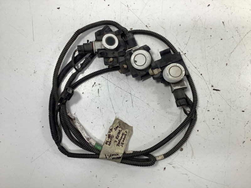 06-010 Honda Odyssey 3 Rear Parking Sensors (1 is missing) OEM