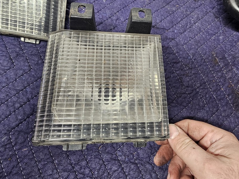 1990 Chevy G20 Center Grille Turn Signals. One Has Little Damage.