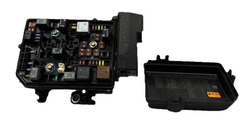 Chevrolet Equinox engine fuse box 2023 relay block assembly OEM 87867005