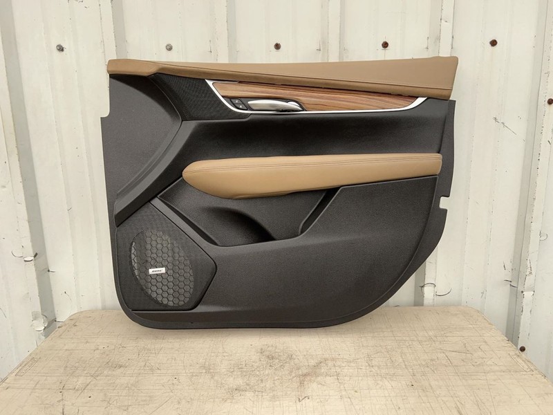 17-24 CADILLAC XT5 RIGHT FRONT DOOR TRIM PANEL BLK/TAN TC:HMS 93K PLATINUM 64704