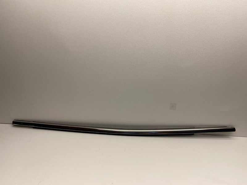 2014-2019 JEEP CHEROKEE RIGHT FRONT DOOR OUTER WNDOW WEATHER STRIP BELT CHROME
