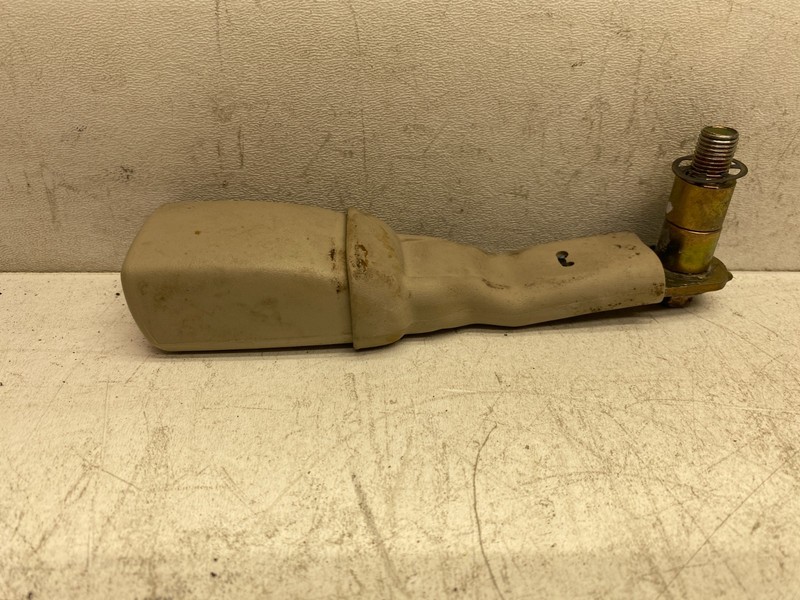 2004-2007 TOYOTA HIGHLANDER REAR 2ND ROW RIGHT SIDE SEAT BELT BUCKLE LATCH