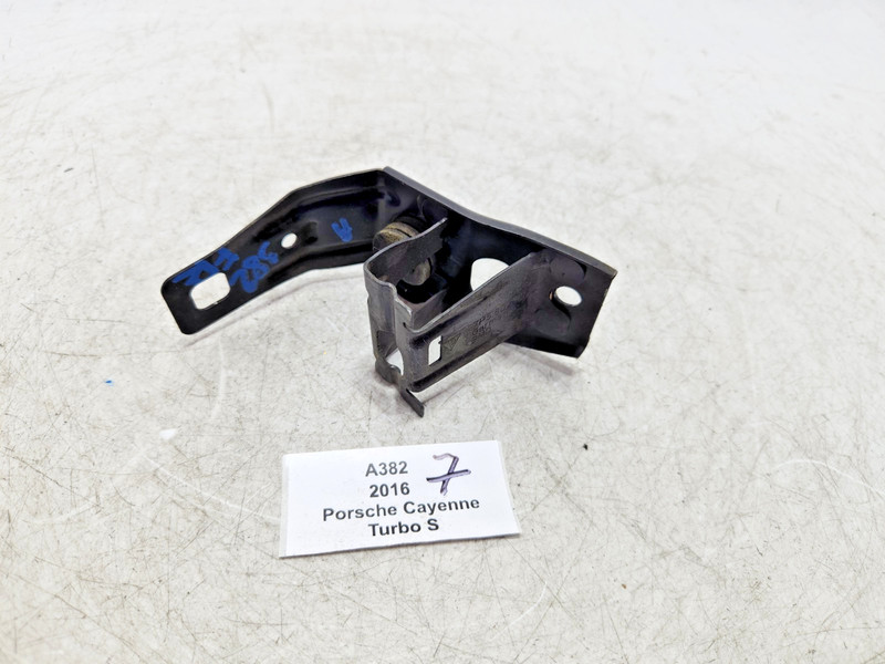 ✅ 2011-2018 OEM Porsche Cayenne 958 Front Right Fender Bracket Support